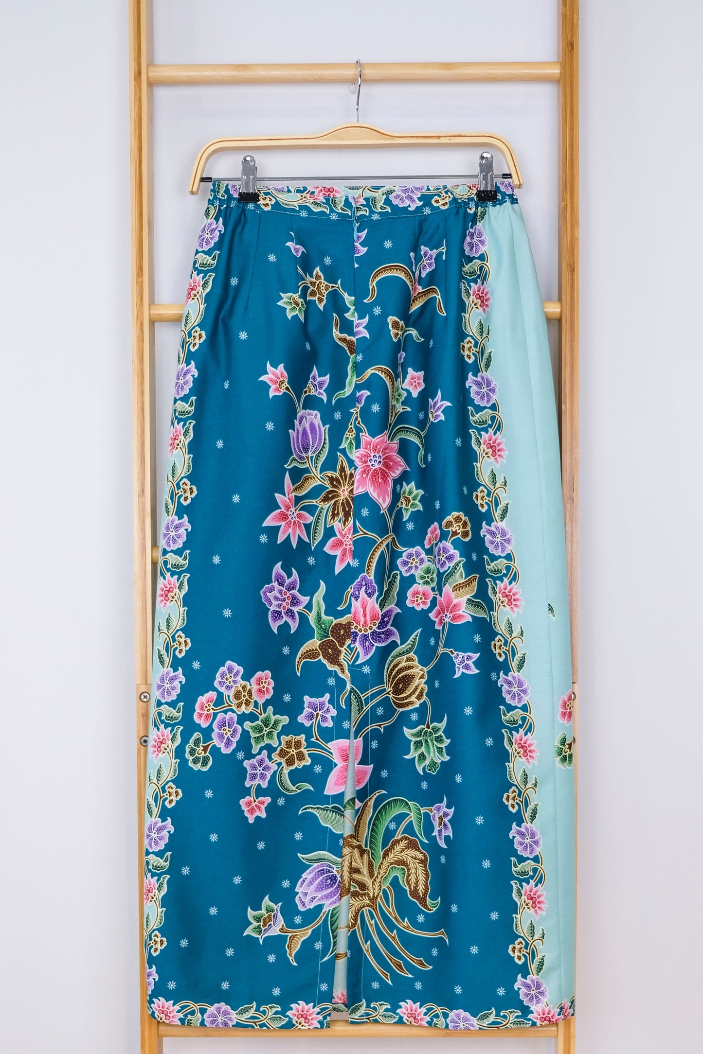 Malaysia-Batik-Attire-Top-Skirt-Women