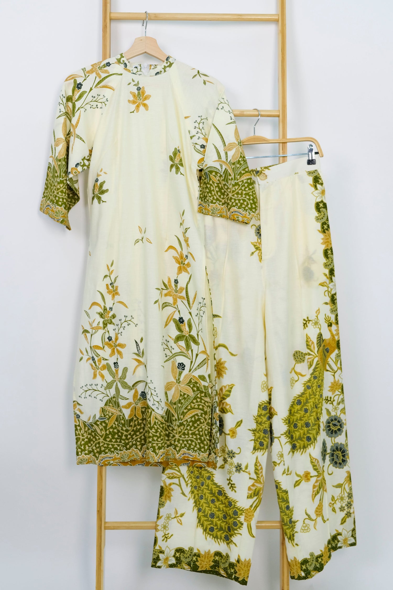 Malaysia-Batik-Attire-Top-Women