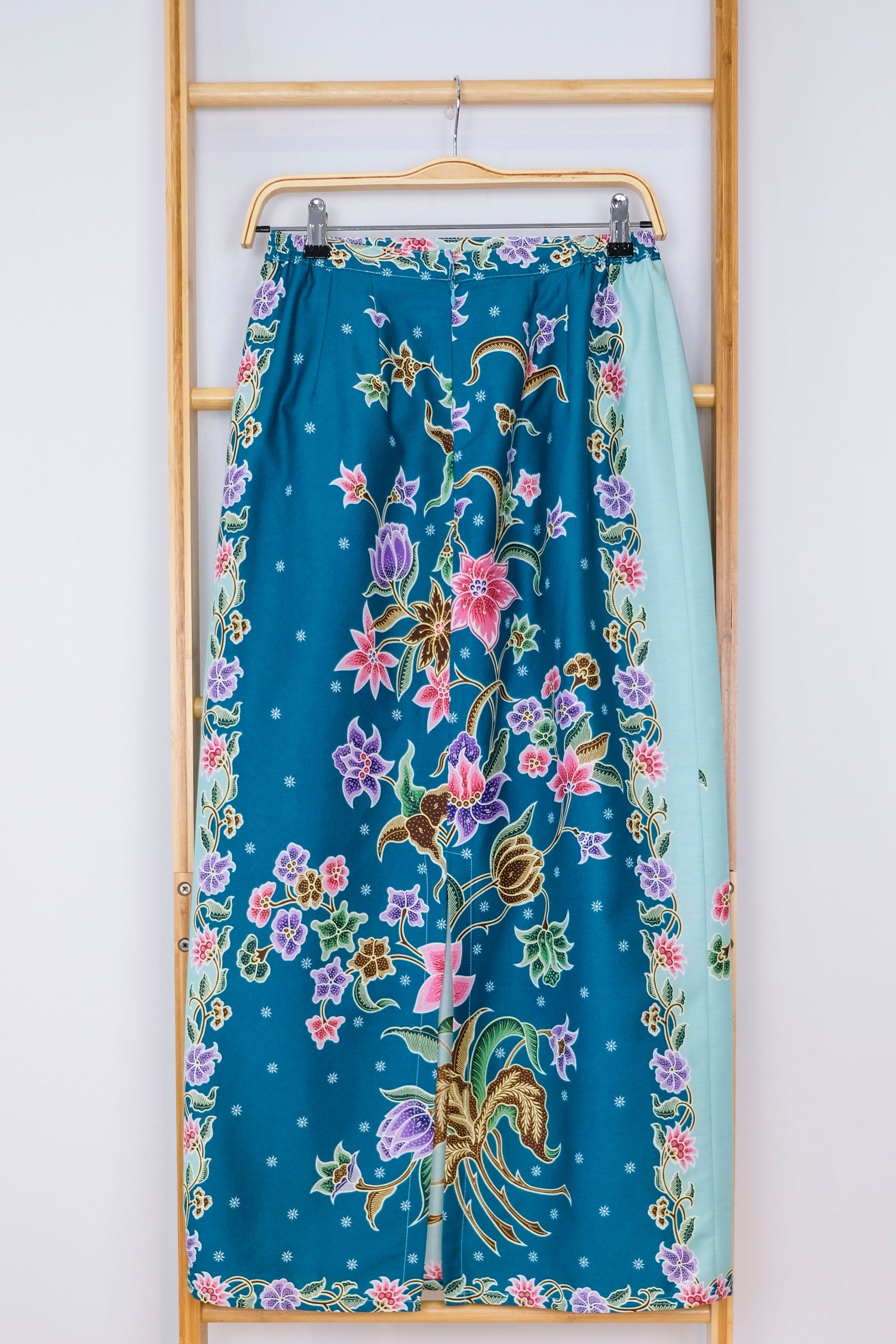 Malaysia-Batik-Attire-Top-Skirt-Women